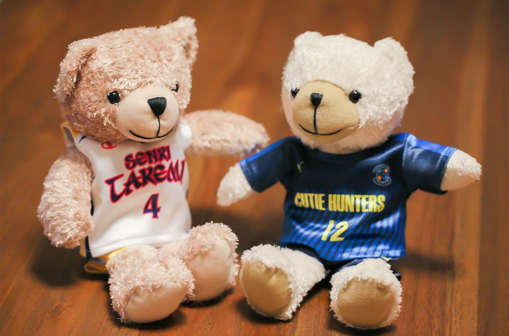 卒団・引退記念品におすすめ。写真はバスケットボールとサッカーのユニフォームを着たベアです。