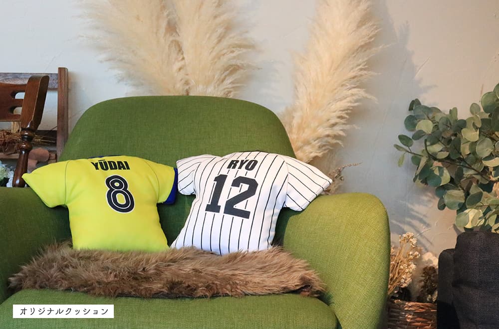 写真は野球・サッカーのユニフォーム型オリジナルクッションです。