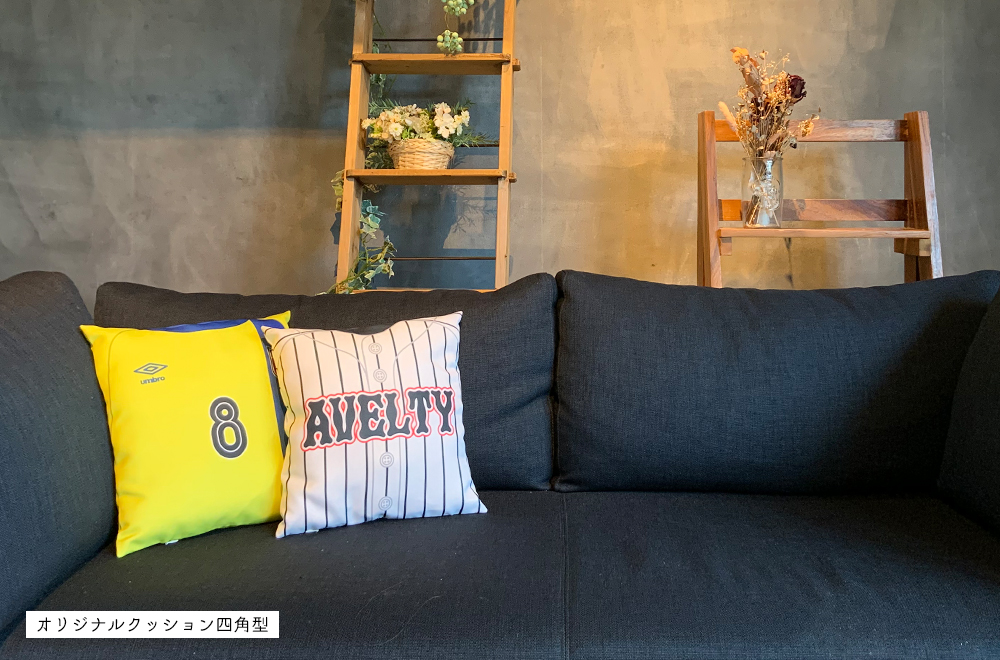 写真は野球・サッカーの四角型オリジナルクッションです。