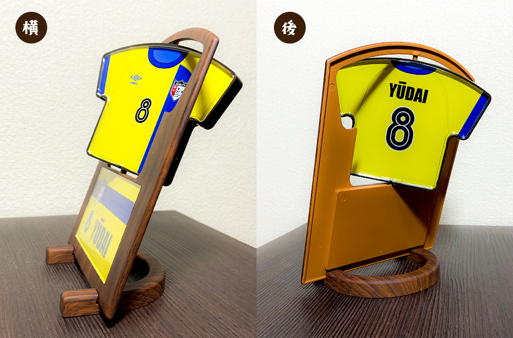 写真はサッカーのユニフォームのBIG回転スタンドを横・後ろから見たイメージです。