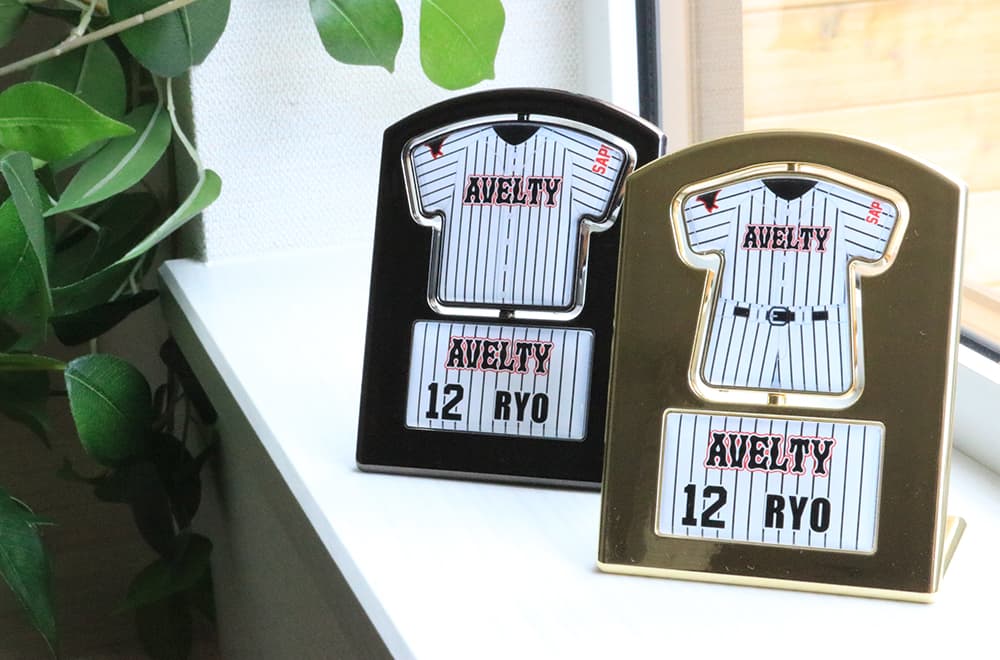 写真は野球のユニフォームのユニフォーム型回転スタンドです。