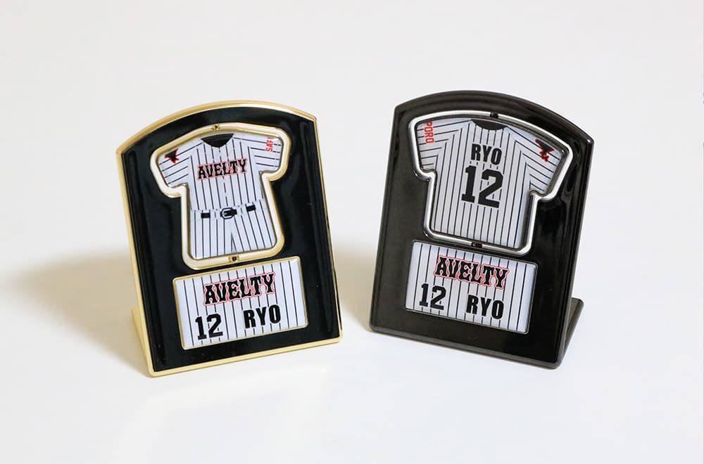 写真は野球のユニフォームのユニフォーム型回転スタンドです。