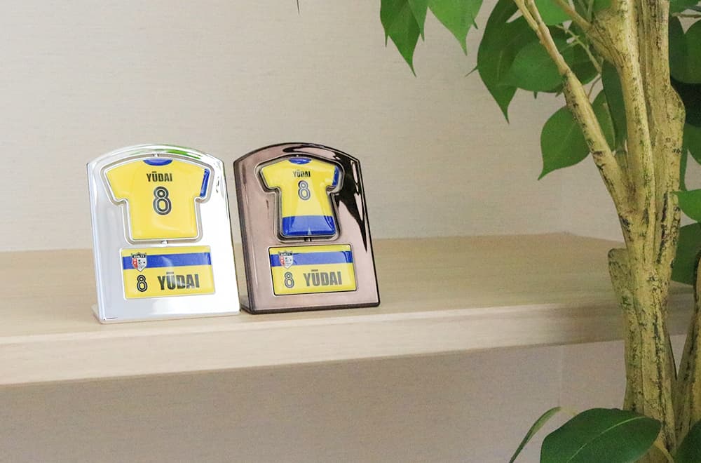 写真はサッカーのユニフォームのユニフォーム型回転スタンドです。